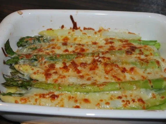Rezept: Mit Parmesan-Mozzarella-Haube gratinierter Spargel Mit Parmesan-Mozzarella-Haube gratinierter Spargel - Rezept