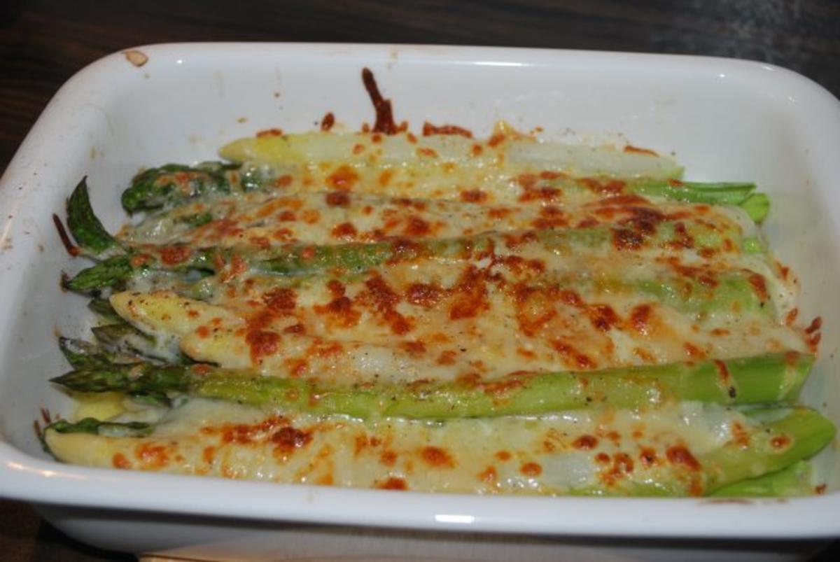 Mit Parmesan-Mozzarella-Haube gratinierter Spargel - Rezept - kochbar.de