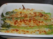 Mit Parmesan-Mozzarella-Haube gratinierter Spargel - Rezept