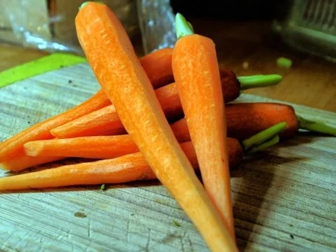 Würziges Roastbeef, Gewürzgurken-Dip, Kartoffelsalat, Honigmöhrchen - Rezept - Bild Nr. 16
