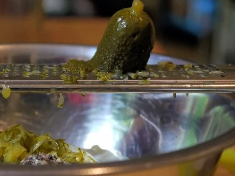 Würziges Roastbeef, Gewürzgurken-Dip, Kartoffelsalat, Honigmöhrchen - Rezept - Bild Nr. 13