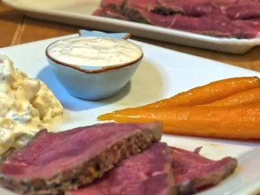 Würziges Roastbeef, Gewürzgurken-Dip, Kartoffelsalat, Honigmöhrchen - Rezept