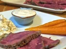 Würziges Roastbeef, Gewürzgurken-Dip, Kartoffelsalat, Honigmöhrchen - Rezept