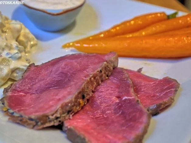Würziges Roastbeef, Gewürzgurken-Dip, Kartoffelsalat, Honigmöhrchen - Rezept - Bild Nr. 18