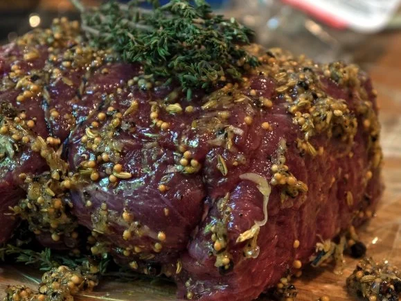 Würziges Roastbeef, Gewürzgurken-Dip, Kartoffelsalat, Honigmöhrchen - Rezept - Bild Nr. 6