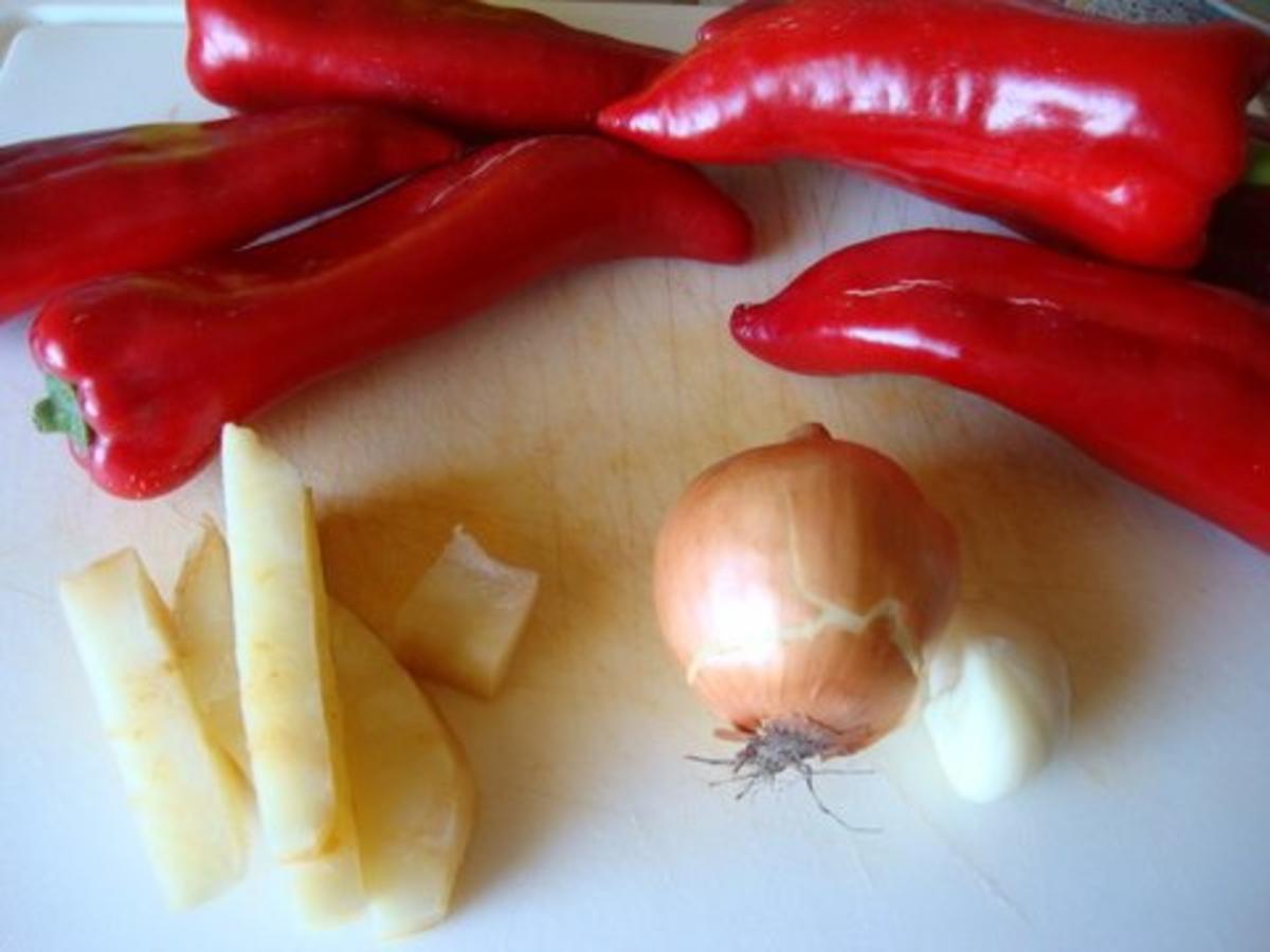 kaltes Paprikacremesüppchen mit Ziegenfrischkäsetüpfelchen - Rezept - Bild Nr. 3