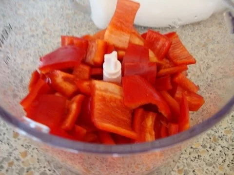 kaltes Paprikacremesüppchen mit Ziegenfrischkäsetüpfelchen - Rezept - Bild Nr. 8