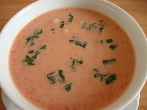 kaltes Paprikacremesüppchen mit Ziegenfrischkäsetüpfelchen - Rezept