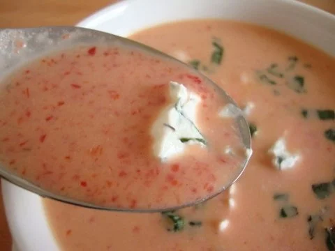 kaltes Paprikacremesüppchen mit Ziegenfrischkäsetüpfelchen - Rezept - Bild Nr. 2