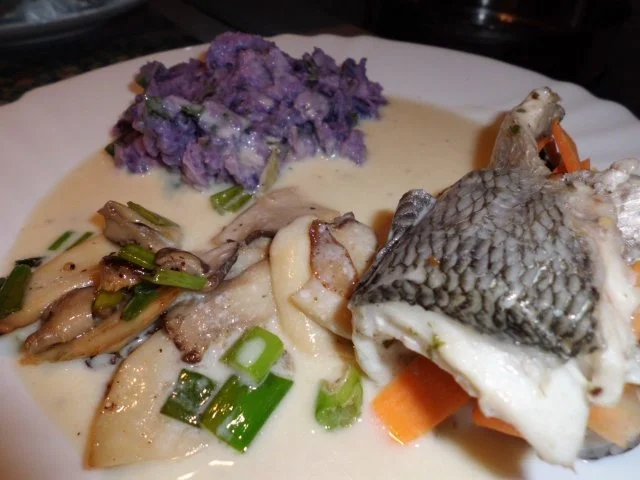 Rezept: Fisch: Dorade-Möhren-Rolle mit Weinrahmsoße, Pilze und Kartoffel-Sellerie-Stampf "Viola" Fisch: Dorade-Möhren-Rolle mit Weinrahmsoße, Pilze und Kartoffel-Sellerie-Stampf "Viola" - Rezept