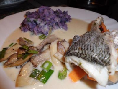 Rezept: Fisch: Dorade-Möhren-Rolle mit Weinrahmsoße, Pilze und Kartoffel-Sellerie-Stampf "Viola" Fisch: Dorade-Möhren-Rolle mit Weinrahmsoße, Pilze und Kartoffel-Sellerie-Stampf "Viola" - Rezept