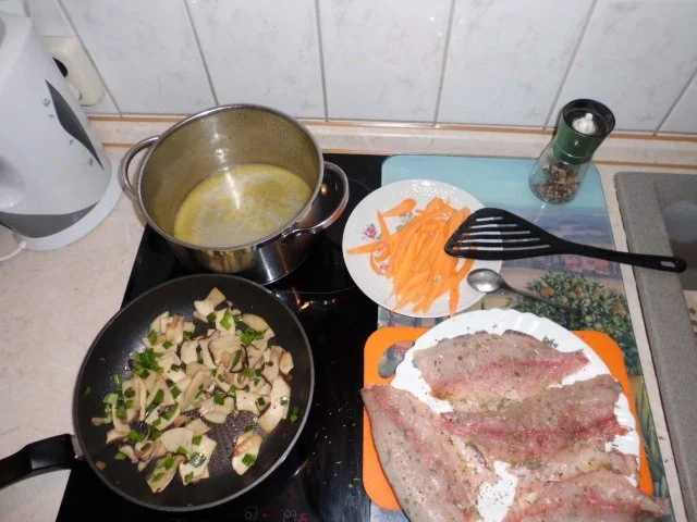 Rezept: Fisch: Dorade-Möhren-Rolle mit Weinrahmsoße, Pilze und Kartoffel-Sellerie-Stampf "Viola" Bild Nr. 3 Fisch: Dorade-Möhren-Rolle mit Weinrahmsoße, Pilze und Kartoffel-Sellerie-Stampf "Viola" - Rezept - Bild Nr. 3