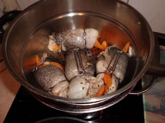 Rezept: Fisch: Dorade-Möhren-Rolle mit Weinrahmsoße, Pilze und Kartoffel-Sellerie-Stampf "Viola" Bild Nr. 5 Fisch: Dorade-Möhren-Rolle mit Weinrahmsoße, Pilze und Kartoffel-Sellerie-Stampf "Viola" - Rezept - Bild Nr. 5