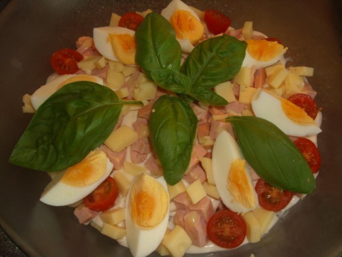 Bunter Salat mit Käse, Wurst und Ei - Rezept