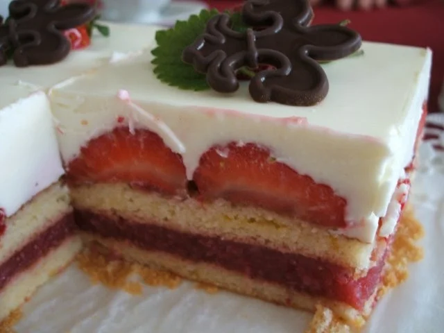 Rezept: Backen: Erdbeerschnitten für Figurbewusste Backen: Erdbeerschnitten für Figurbewusste - Rezept