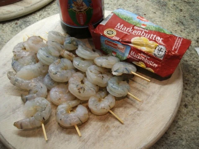 Fisch: Gegrillte Garnelenspieße mit buntem Gemüsesalat - Rezept - Bild Nr. 2