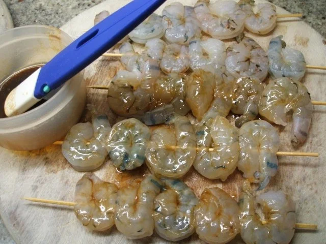 Fisch: Gegrillte Garnelenspieße mit buntem Gemüsesalat - Rezept - Bild Nr. 4