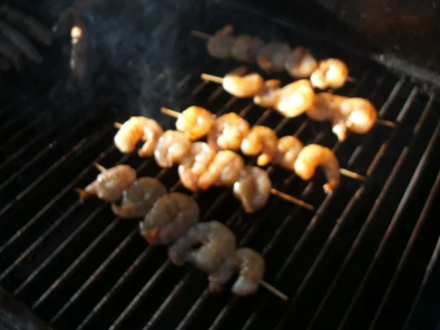 Fisch: Gegrillte Garnelenspieße mit buntem Gemüsesalat - Rezept - Bild Nr. 5