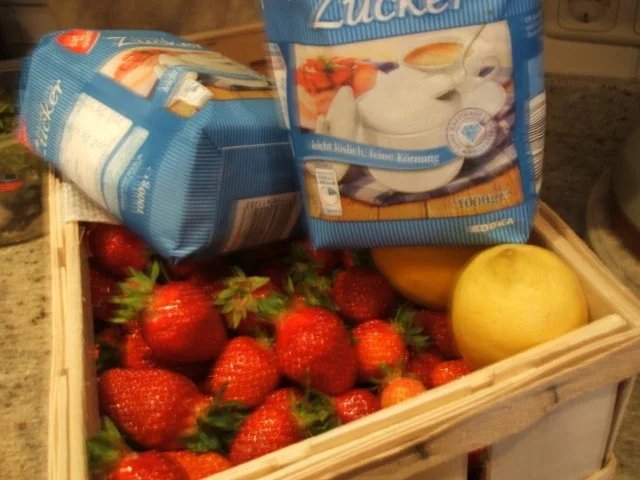 Vorrat: Erdbeersirup und klassische Erdbeermarmelade - Rezept - Bild Nr. 2