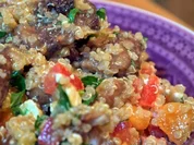 Quinoasalat mit Aprikosen, Tomaten und Hähnchenbrust - Rezept