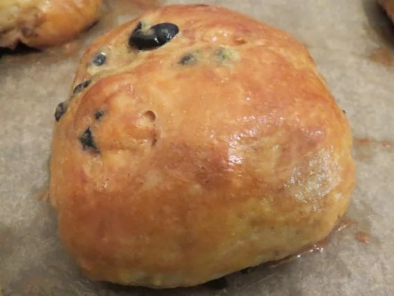 Backen: Käse-Oliven-Pogatschen - Rezept