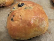 Backen: Käse-Oliven-Pogatschen - Rezept