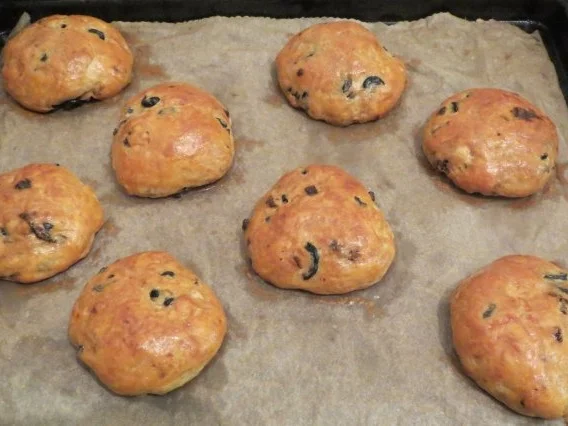 Backen: Käse-Oliven-Pogatschen - Rezept - Bild Nr. 4