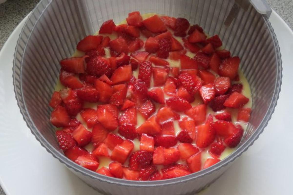 Backen: Mini-Joghurt-Erdbeer-Torte - Rezept - Bild Nr. 6
