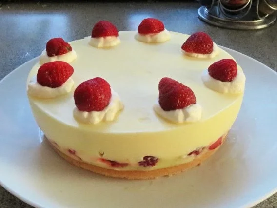 Rezept: Backen: Mini-Joghurt-Erdbeer-Torte Bild Nr. 9 Backen: Mini-Joghurt-Erdbeer-Torte - Rezept - Bild Nr. 9