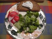 Vegan : Abendbrot - Brokkolisalat mit veganem Frischkäse auf Brot - Rezept