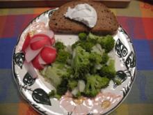 Vegan : Abendbrot - Brokkolisalat mit veganem Frischkäse auf Brot - Rezept