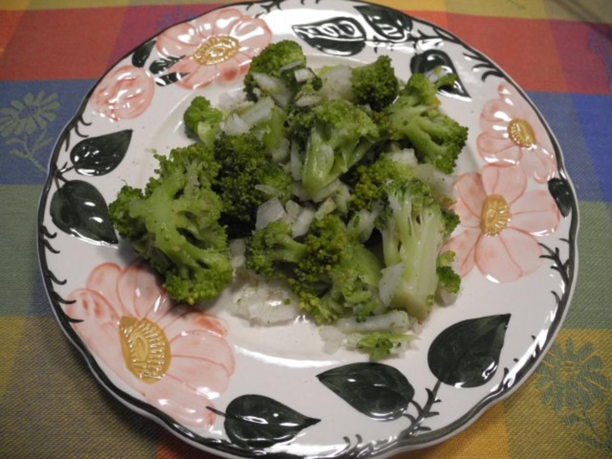 Vegan : Abendbrot - Brokkolisalat mit veganem Frischkäse auf Brot - Rezept - Bild Nr. 2