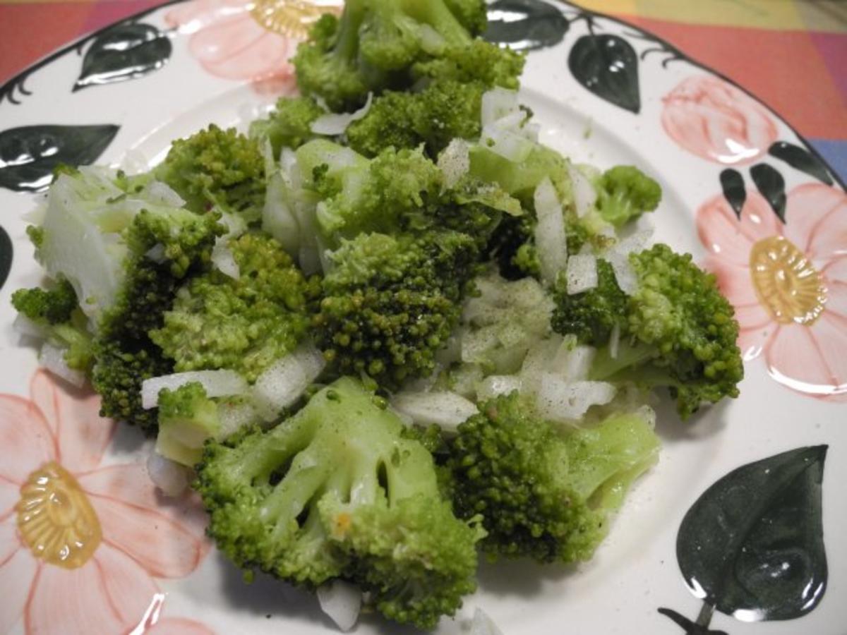 Vegan : Abendbrot - Brokkolisalat mit veganem Frischkäse auf Brot - Rezept - Bild Nr. 3