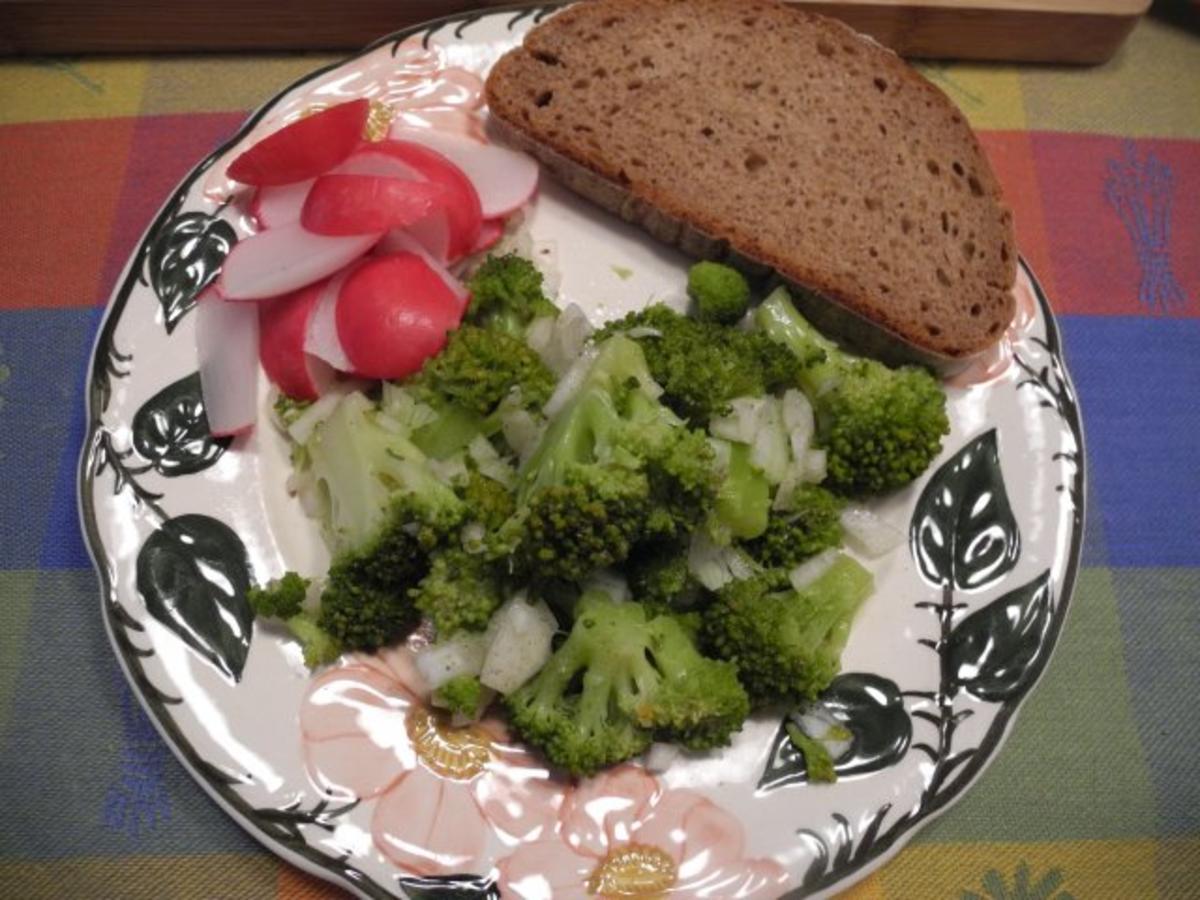 Vegan : Abendbrot - Brokkolisalat mit veganem Frischkäse auf Brot - Rezept - Bild Nr. 4