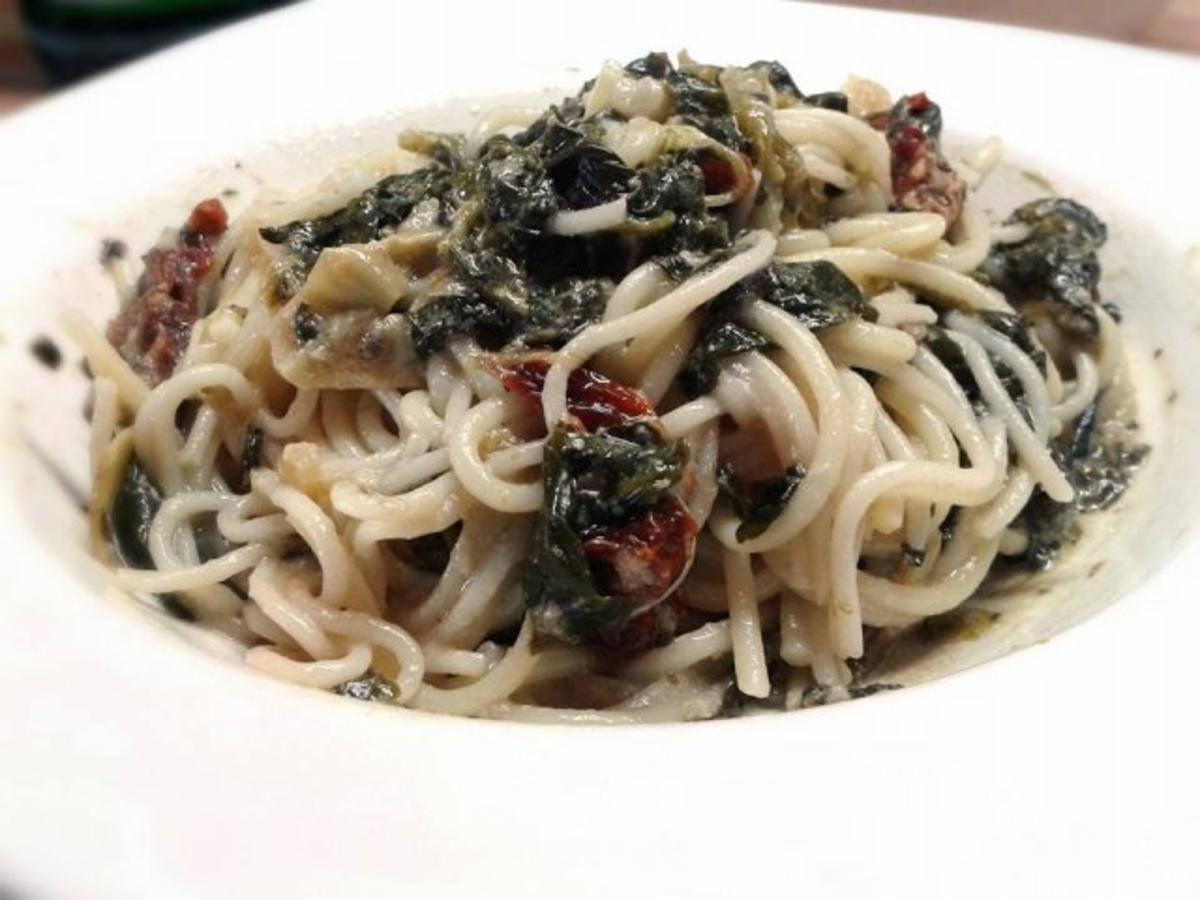 Spaghetti mit Kokosnuss-Spinatsauce mit Artischocken und getrockneten Tomaten - Rezept