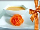 Fruchtige Möhrencremesuppe mit Rose geschmückt - Rezept