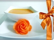 Fruchtige Möhrencremesuppe mit Rose geschmückt - Rezept