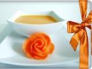 Fruchtige Möhrencremesuppe mit Rose geschmückt - Rezept