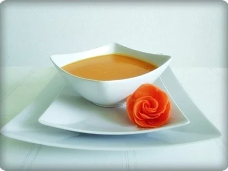Fruchtige Möhrencremesuppe mit Rose geschmückt - Rezept - Bild Nr. 3