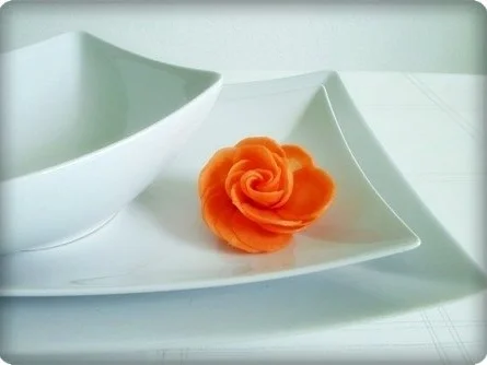 Fruchtige Möhrencremesuppe mit Rose geschmückt - Rezept - Bild Nr. 15