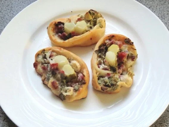 Zwischensnack: Frühlings-Flammkuchen-Schnecken - Rezept