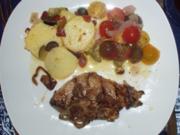 Bunter Kirschtomatensalat mit Zwiebeln und südländischer Kartoffelsalat - Rezept