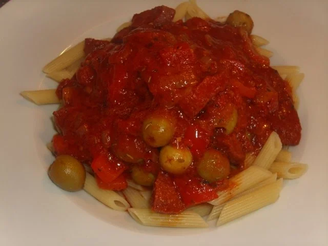 Nudeln mit Sucuk, Oliven und Paprika - Rezept