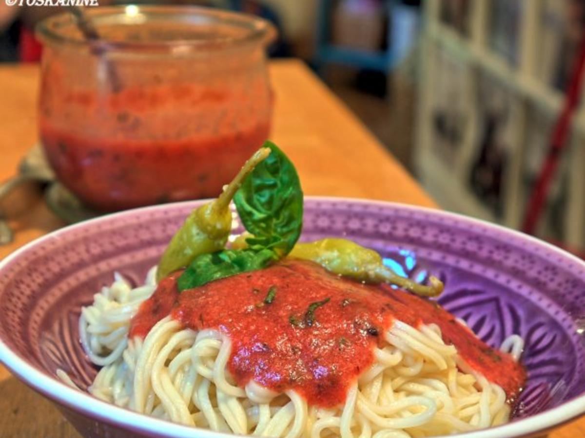 Spaghetti mit roher scharfer Tomatensauce - Rezept - kochbar.de