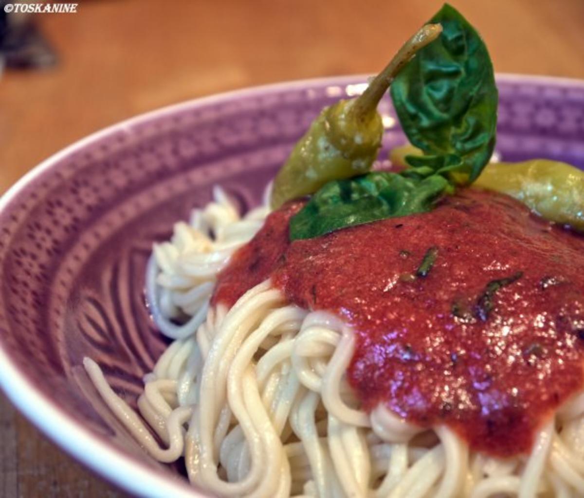 Spaghetti mit roher scharfer Tomatensauce - Rezept