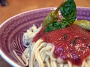 Spaghetti mit roher scharfer Tomatensauce - Rezept