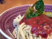 Spaghetti mit roher scharfer Tomatensauce - Rezept