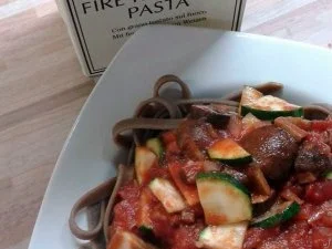 "Fire roasted Pasta" mit Gemüse-Tomatensauce - Rezept