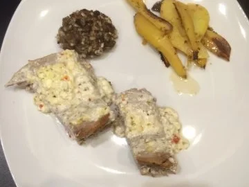 Little bit hot and spicy: mit Schafskäse überbackenes Schweinefilet auf Zitronenkartoffeln - Rezept