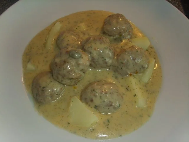 Hackbällchen in Käse-Kapern Soße - Rezept